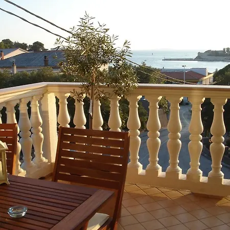 Delina Apartment Banjol