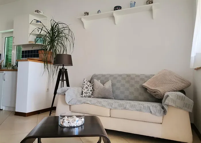 Delina Apartman Banjol